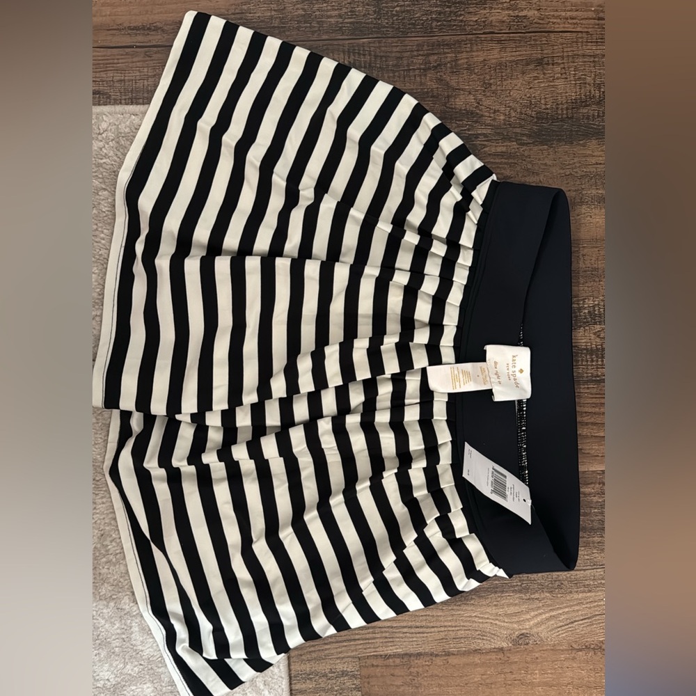 NWT Kate Spade dive right in pleated skirt. Medium
